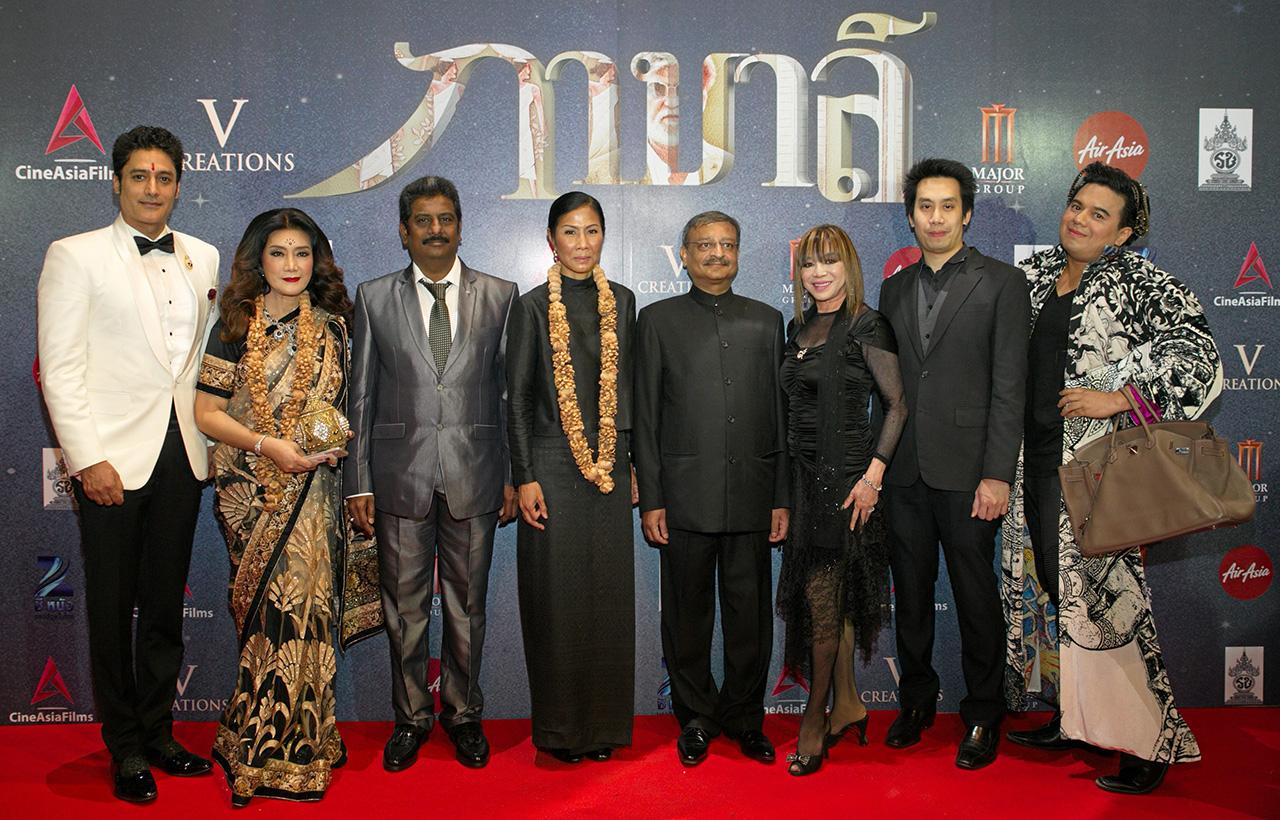 ไปดูหนัง - กอบกาญจน์ วัฒนวรางกูร รมว.การท่องเที่ยวและกีฬา และ ภควันต สิงห พิศโนอี ทูตอินเดีย เปิดตัวภาพยนตร์อินเดียเรื่อง “กาบาลี” โดยมี ม.ล.มาลีนี จักรพันธ์, ม.ล.รัชฎาราศี ชยางกูร, นรุตม์ เจียรสนอง และ ศุภชัย ศรีวิจิตร มาร่วมชมด้วย ที่พารากอน ซีนีเพล็กซ์ วันก่อน.