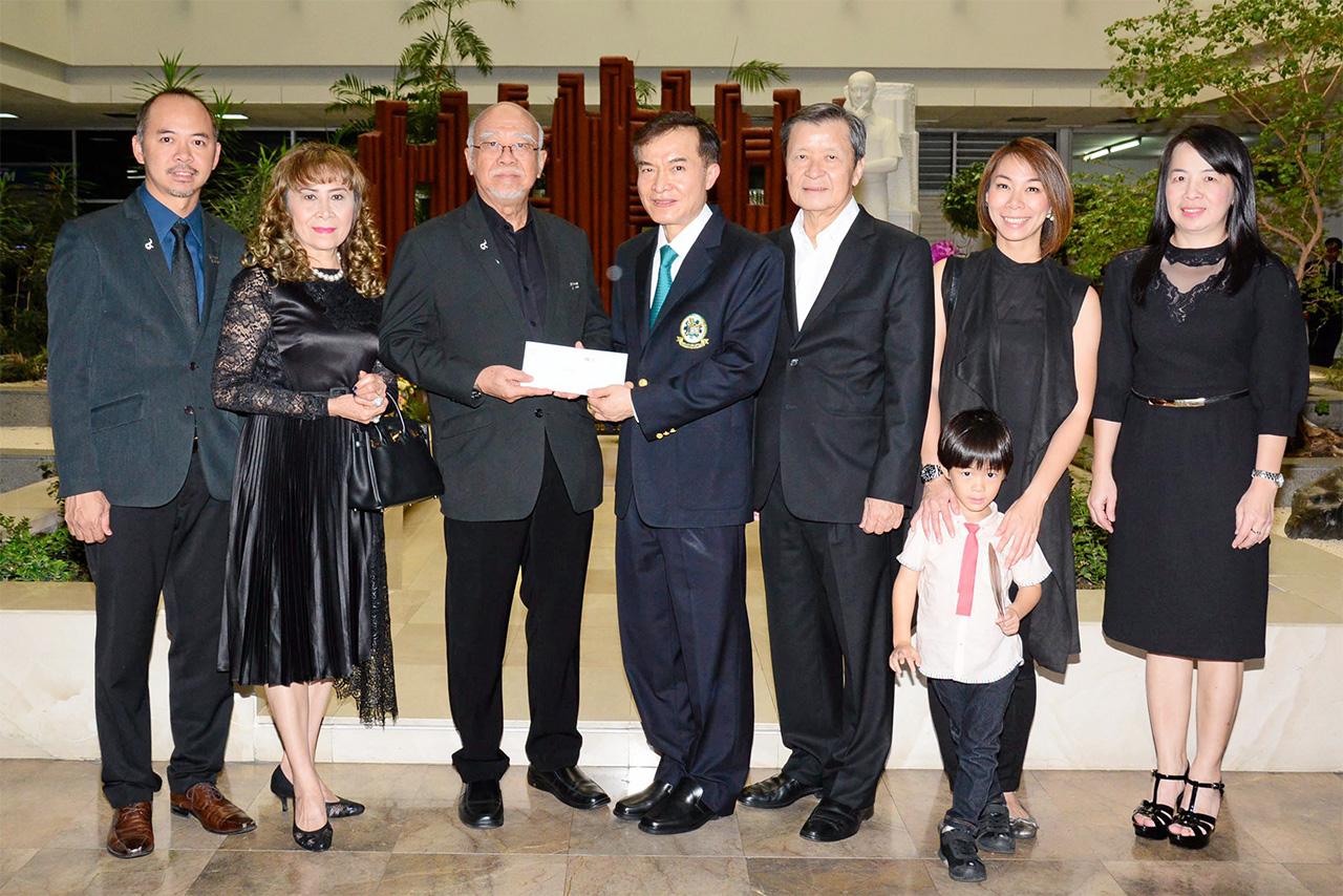 ใจบุญ - ขวัญชัย-ประไพศรี ปภัสร์พงษ์ พร้อมลูกสาว-ชาย ชไมพร-ชลัทชัย ปภัสร์พงษ์ จากบ.สื่อสากล มอบเงินจำนวน 200,000 บาท ให้แก่ สราวุธ วัชรพล เพื่อสมทบทุนมูลนิธิไทยรัฐ โดยมี สันติ วิริยะรังสฤษฎ์ และ ไพลิน ศิริพัฒน์ มาร่วมในพิธีด้วย ที่ สนง.นสพ.ไทยรัฐ วันก่อน.