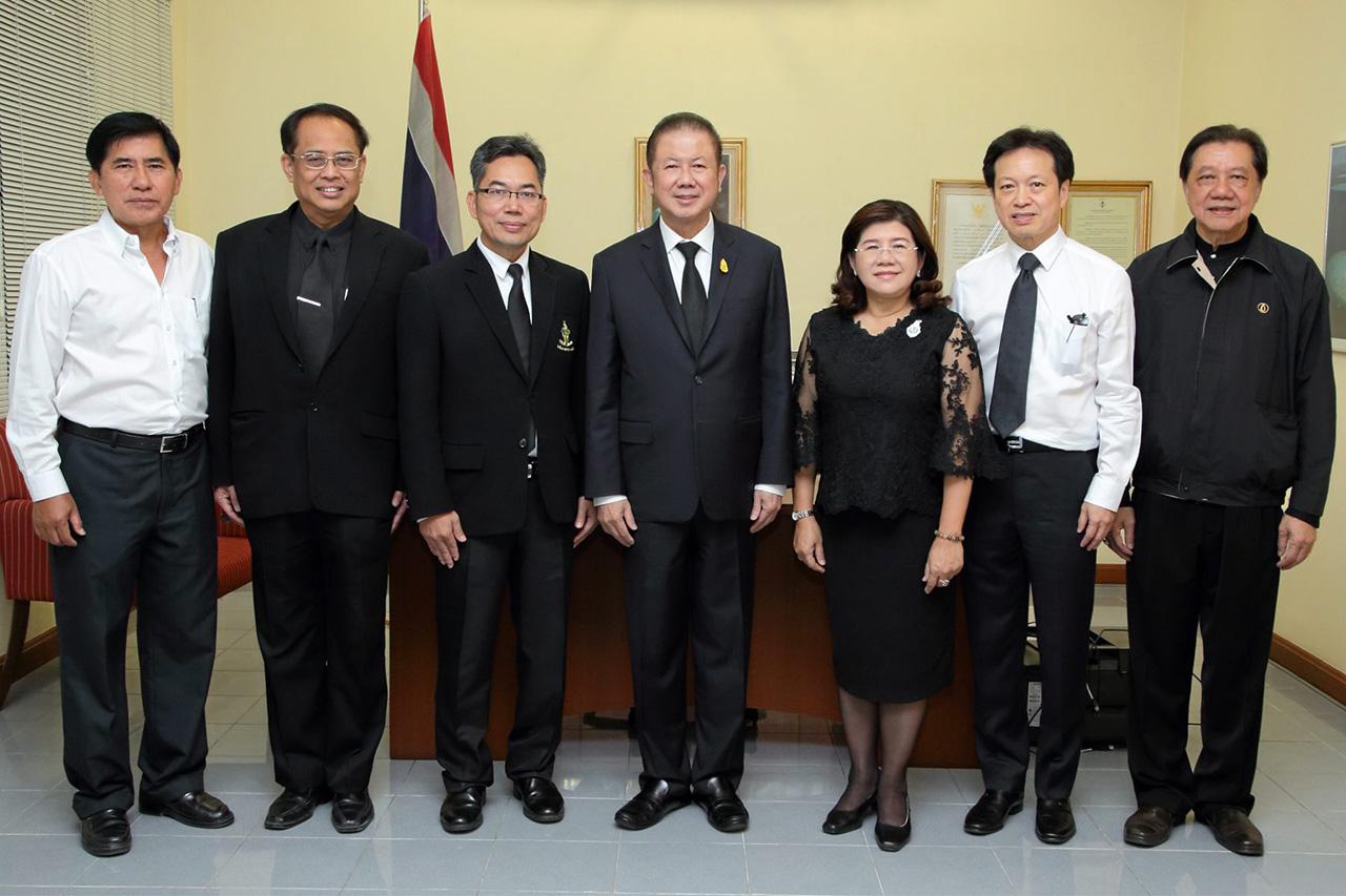 แฮปปี้นิวเยียร์ - โชติรส เหล่ามานะ, พลเฉลิม ศรมณี, สมบัติ เลิศสุมิตรกุล, ประยูร ขจิตต์ และ ธนรัชต์ วิเชียรรัตน์ เข้าเยี่ยมคารวะอวยพรแก่ สนั่น อังอุบลกุล เนื่องในโอกาสวาระดิถี วันขึ้นปีใหม่ 2560 ด้วยความชื่นมื่น ที่สถานกงสุลใหญ่กิตติมศักดิ์สาธารณรัฐมัลดีฟส์ วันก่อน.