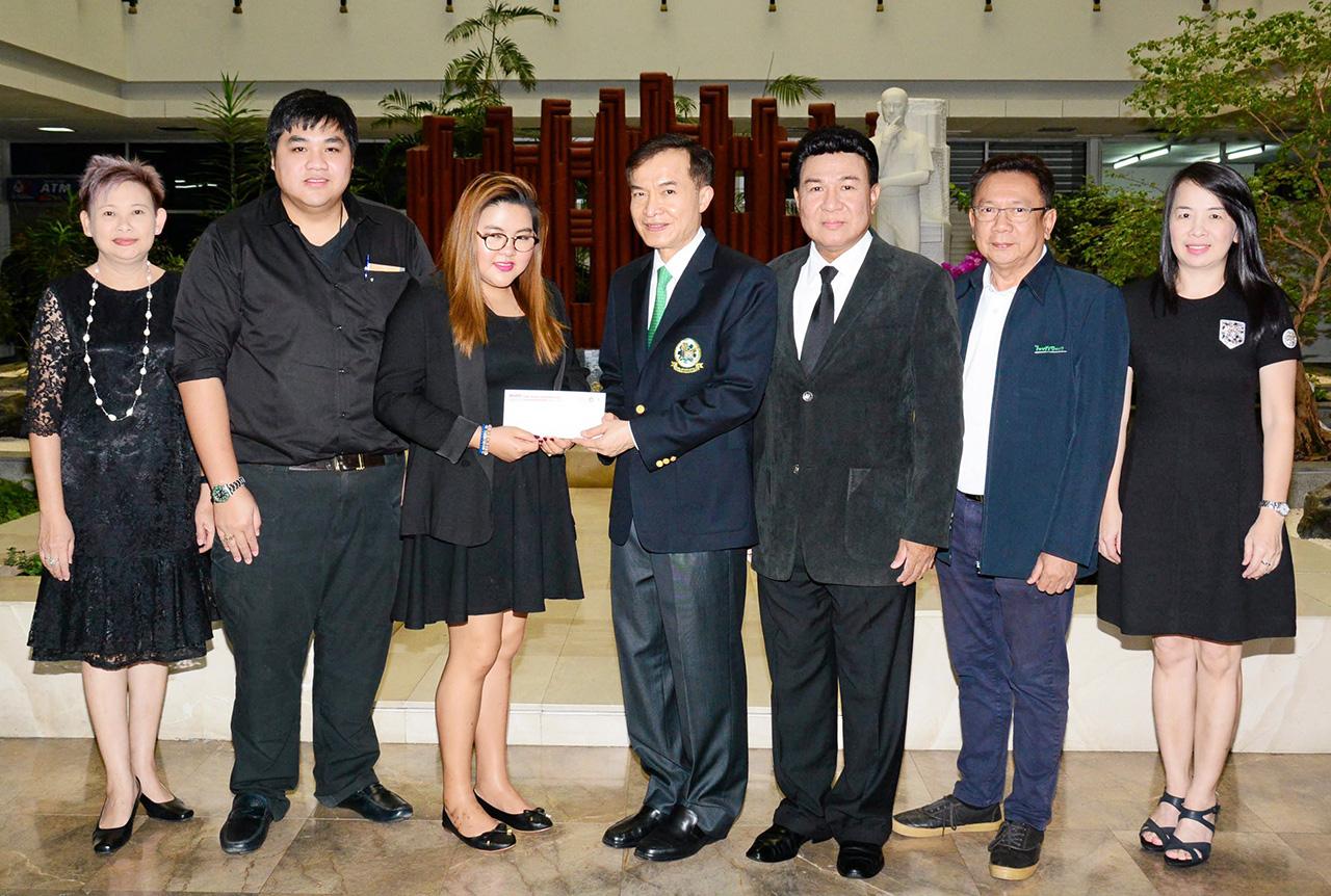 เพื่อการศึกษา - เกศรินทร์ เหล่าศิริรัตน์ รอง กก.ผจก.บริษัทริเวอร์ เอนจิเนียริ่ง มอบเงินจำนวน 200,000 บาท ให้แก่ สราวุธ วัชรพล เพื่อสมทบทุนมูลนิธิไทยรัฐ โดยมี ดร.ธีรยุทธ ทุมมานนท์, ชัยธพัชร์ เหล่าศิริรัตน์ และ วิเชน โพชนุกูล มาร่วมในพิธีด้วย ที่ สนง.นสพ.ไทยรัฐ วันก่อน.