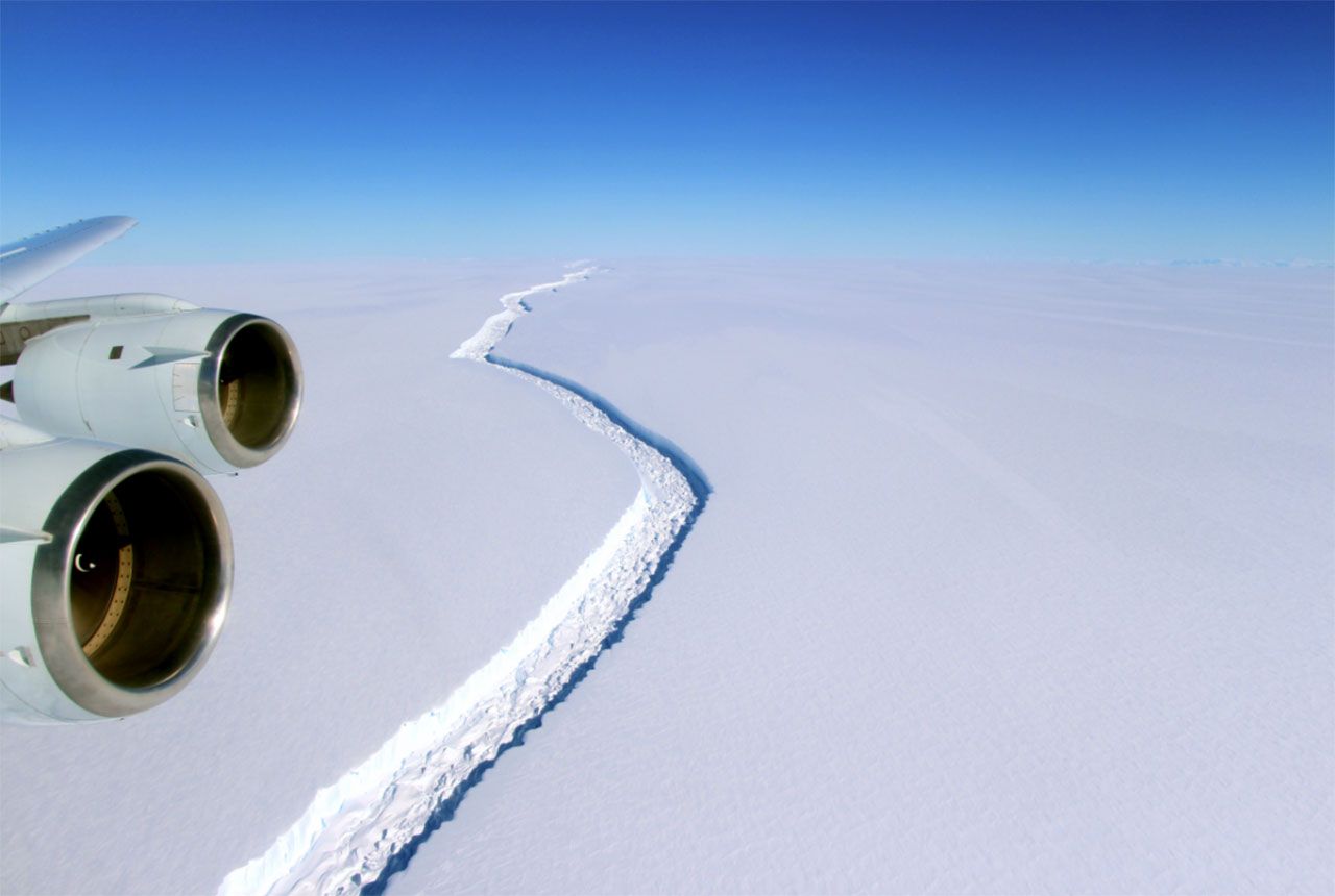 ภาพจากNASA แสดงให้เห็นรอยแยกของหิ้งน้ำแข็งลาร์เซน ซี