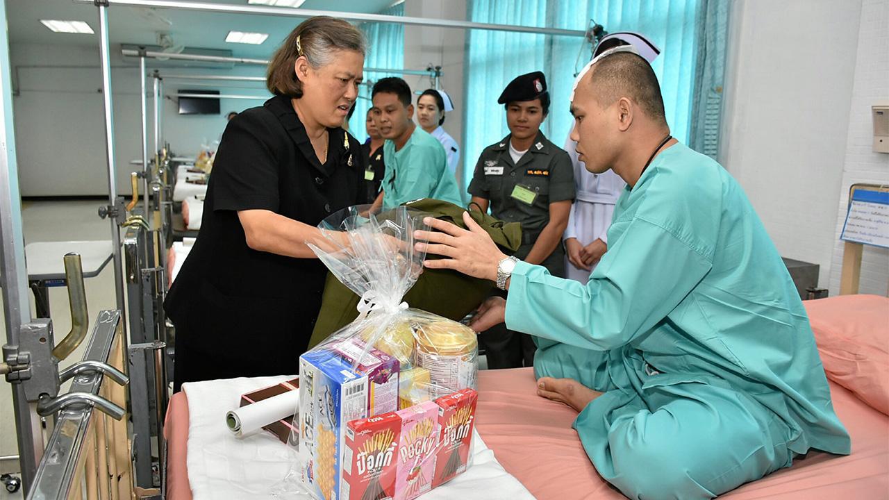 สมเด็จพระเทพรัตนราชสุดาฯ สยามบรมราชกุมารี เสด็จฯไปพระราชทานถุงของขวัญแก่ทหารได้รับบาดเจ็บจากการปฏิบัติราชการสนามที่จังหวัดชายแดนใต้ เนื่องในโอกาสวันขึ้นปีใหม่ ณ โรงพยาบาลพระมงกุฎ เมื่อวันที่ 31 ธันวาคม.
