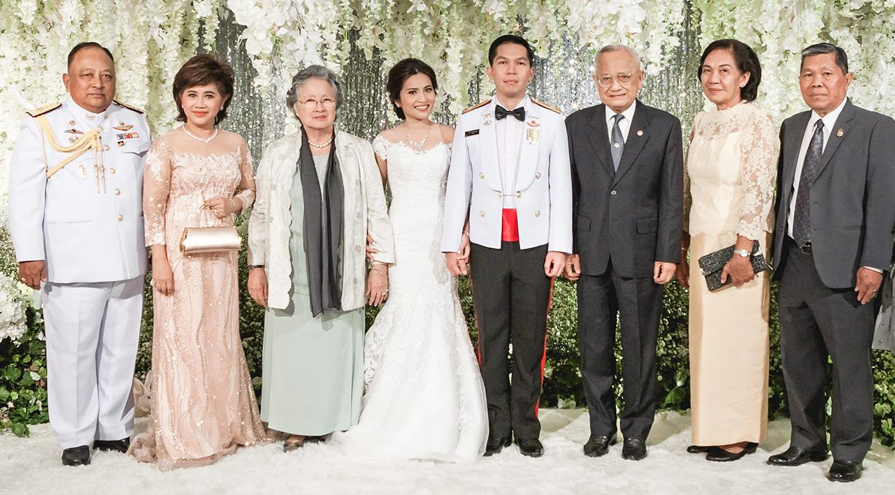 วันวิวาห์ พล.อ.วันชัย-คุณหญิงสรัสนันท์ เรืองตระกูล เป็นประธานในพิธีวิวาห์ระหว่าง ร.อ.หญิงเอกอร บุตรี พล.อ.วิสูตร–สุภาภรณ์ ตุลยสุวรรณ กับ พ.ต.ธิติ บุตร สาธิต–งามเพ็ญ ลิ้มขจรเดช ท่ามกลางความปลื้มปีติของผู้มาร่วมอวยพร ที่กรมยุทธบริการทหาร ย่านวงศ์สว่าง วันก่อน.
