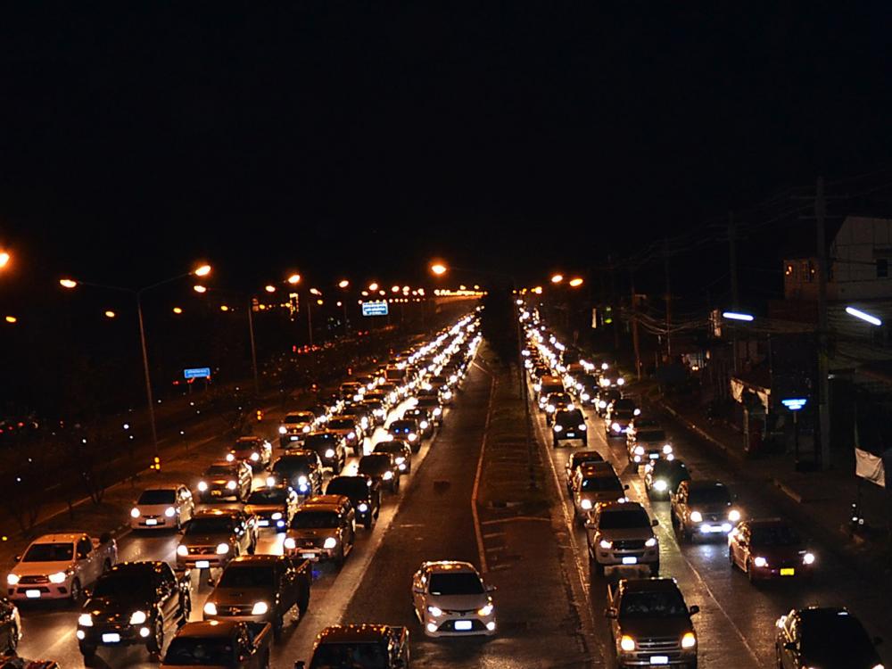 ถนนมิตรภาพ ที่ อ.สีคิ้ว การจราจรยังหนาแน่น