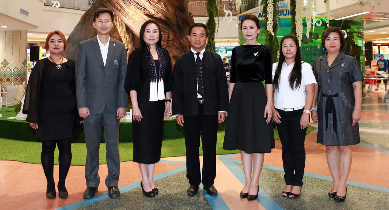 ชมเพลิน ประจวบ กันธิยะ รอง ผวจ.เชียงใหม่ เป็นประธานเปิดงาน Flora For King ตามรอยเท้าพ่อของแผ่นดิน โดยมี อรชร จันทร์วิวัฒนา, อภิญญา พิมเสน, นิ่มนวล ธัญญะ วัฒโนทัย และ สรรเสริญ ศิติสาร มาร่วมงานด้วย ที่เซ็นทรัลพลาซา เชียงใหม่ แอร์พอร์ต วันก่อน.