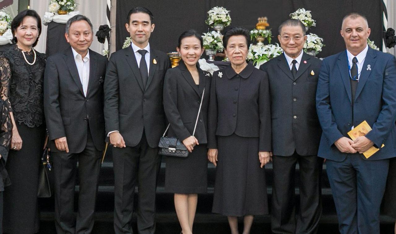 ตักบาตร เจริญ–คุณหญิงวรรณา สิริวัฒนภักดี จัดงานทำบุญตักบาตรพระสงฆ์ เพื่อถวายเป็นพระราชกุศลแด่ พระบาทสมเด็จพระปรมินทรมหาภูมิพลอดุลยเดช โดยมี ชาย ศรีวิกรม์ และ อัศวิน–ฐาปณี เตชะเจริญวิกุล มาร่วมในพิธีด้วย ที่บิ๊กซีซูเปอร์เซ็นเตอร์ ราชดำริ วันก่อน.