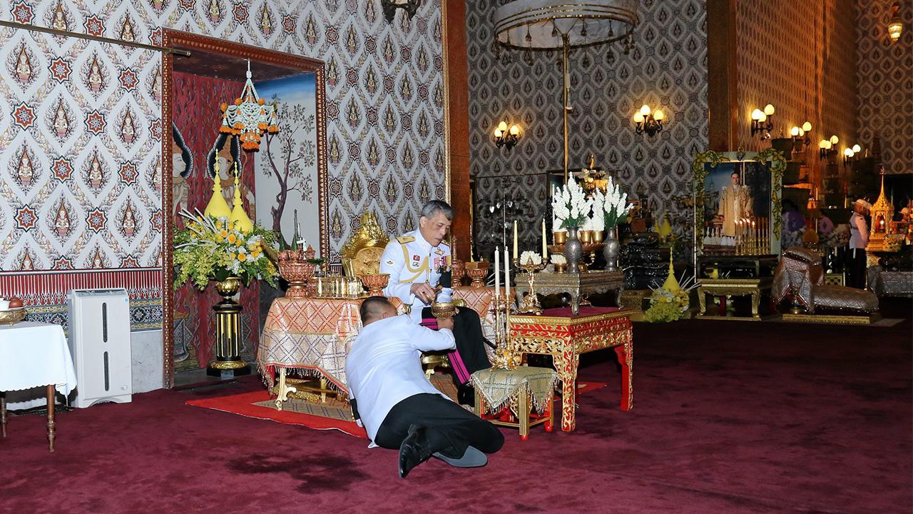 สมเด็จพระเจ้าอยู่หัวมหาวชิราลงกรณ บดินทรเทพยวรางกูร เสด็จฯทรงบำเพ็ญพระราชกุศลปัญญาสมวาร ถวายพระบรมศพ พระบาทสมเด็จพระปรมินทรมหาภูมิพลอดุลยเดช ณ พระที่นั่งดุสิตมหาปราสาท เมื่อ 2 ธันวาคม.