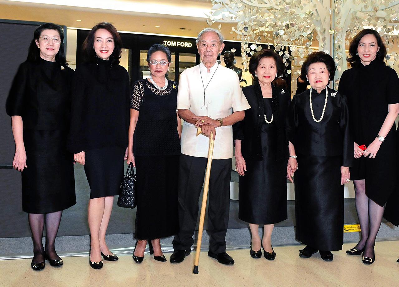 รัชกาลที่9 ม.จ.ภีศเดช รัชนี เปิดงาน “ในหลวง...ในดวงใจราษฎร์” นิทรรศการเรื่องราวใน รัชกาลที่ 9 โดยมี ม.ร.ว.ภวรี สุชีวะ, รัตนา นรพัลลภ, มุกดา เอื้อวัฒนะสกุล, ยุวดี จิราธิวัฒน์, จินตนา จิราธิวัฒน์ และ นิตย์สินี จิราธิวัฒน์ มาร่วมงานด้วย ที่เซ็นทรัล เอ็มบาสซี วันก่อน.