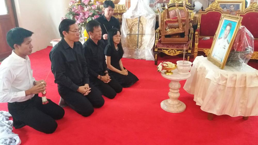 นายอุดม ไกรวัตนุสสรณ์ (ปลัดแตร) พร้อมพี่น้องได้มาจุดธูปกราบไหว้ดวงวิญญาณของพี่ชาย ที่วัดเจษฎาราม(พระอารามหลวง) ต.มหาชัย อ.เมือง จ.สมุทรสาคร