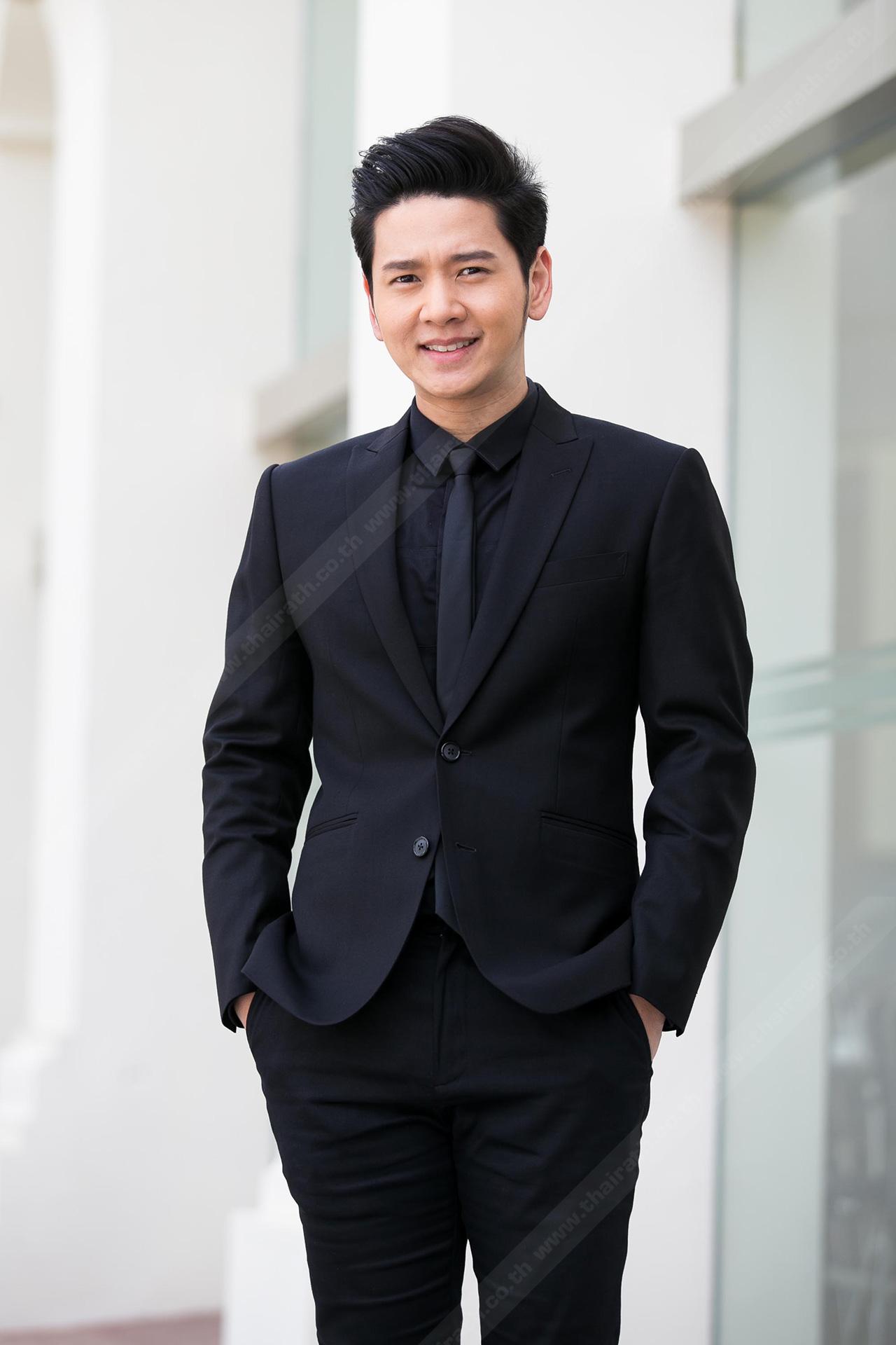 โต๋ มีความสุขที่ได้มาร่วมถ่ายทอดเพลงพระราชนิพนธ์ในดวงใจนิรันดร์ ที่จะออกอกาศทาง
ช่องไทยรัฐทีวี 32 HD