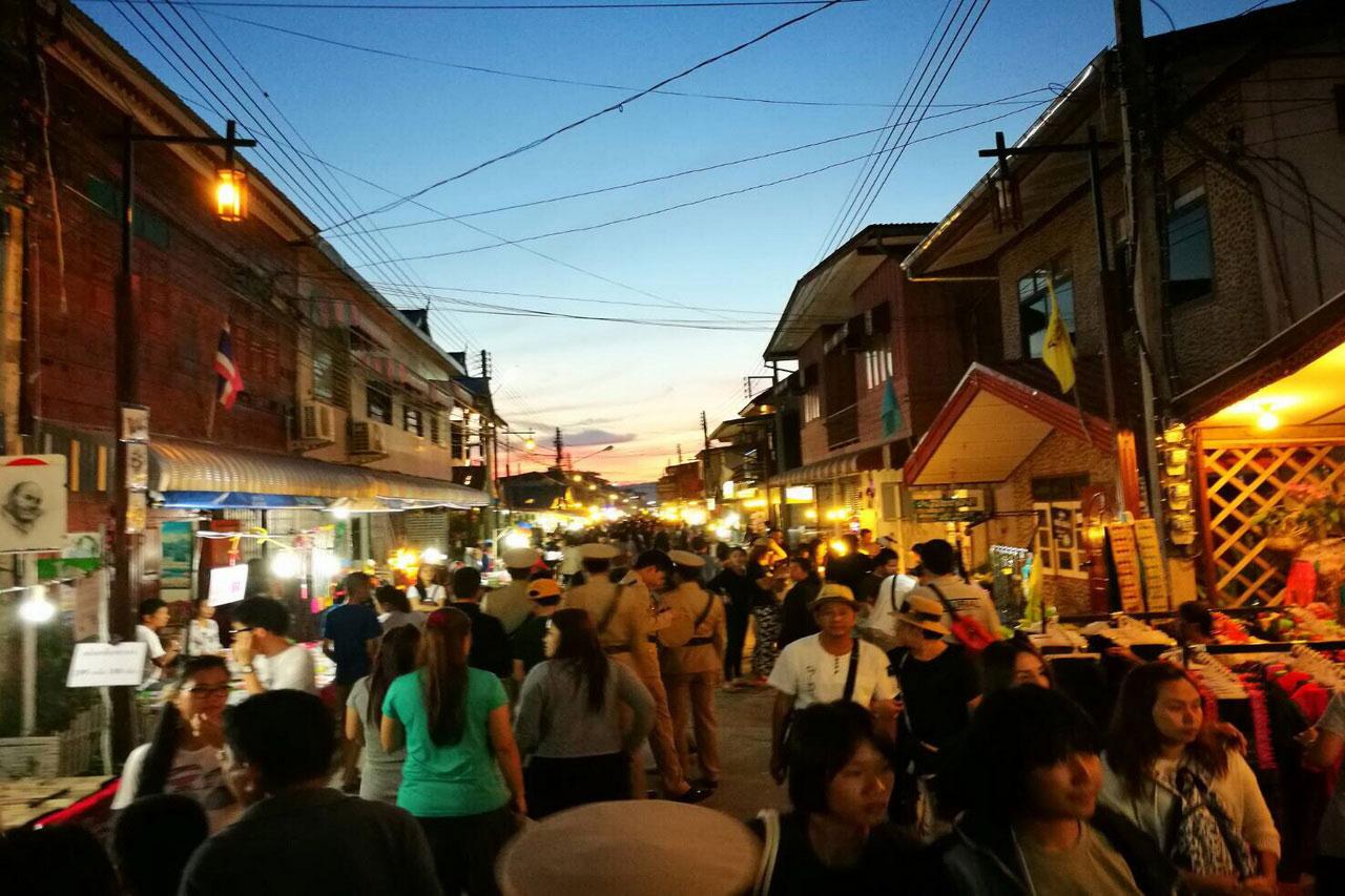 ถนนคนเดิน นักท่องเที่ยวเพียบ
