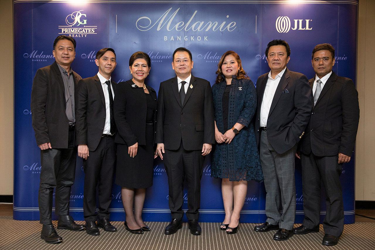 น่าอยู่มาก พงษ์ อิงคสิทธิ์ และ สุพินท์ มีชูชีพ เปิดโครงการ “เมลานี แบงคอก” คอนโดมิเนียมหรูราคาสุดคุ้มในทำเลพิเศษถนนจันทน์-สาทร โดยมี จันทิรา อิงคสิทธิ์, ครรชิต พฤทชิกรณ์,
สุคม อุ่ยวิรัตน์ และ นิวัติ ลมุนพันธ์ มาร่วมงานด้วย ที่โรงแรมแกรนด์ ไฮแอท เอราวัณ วันก่อน.