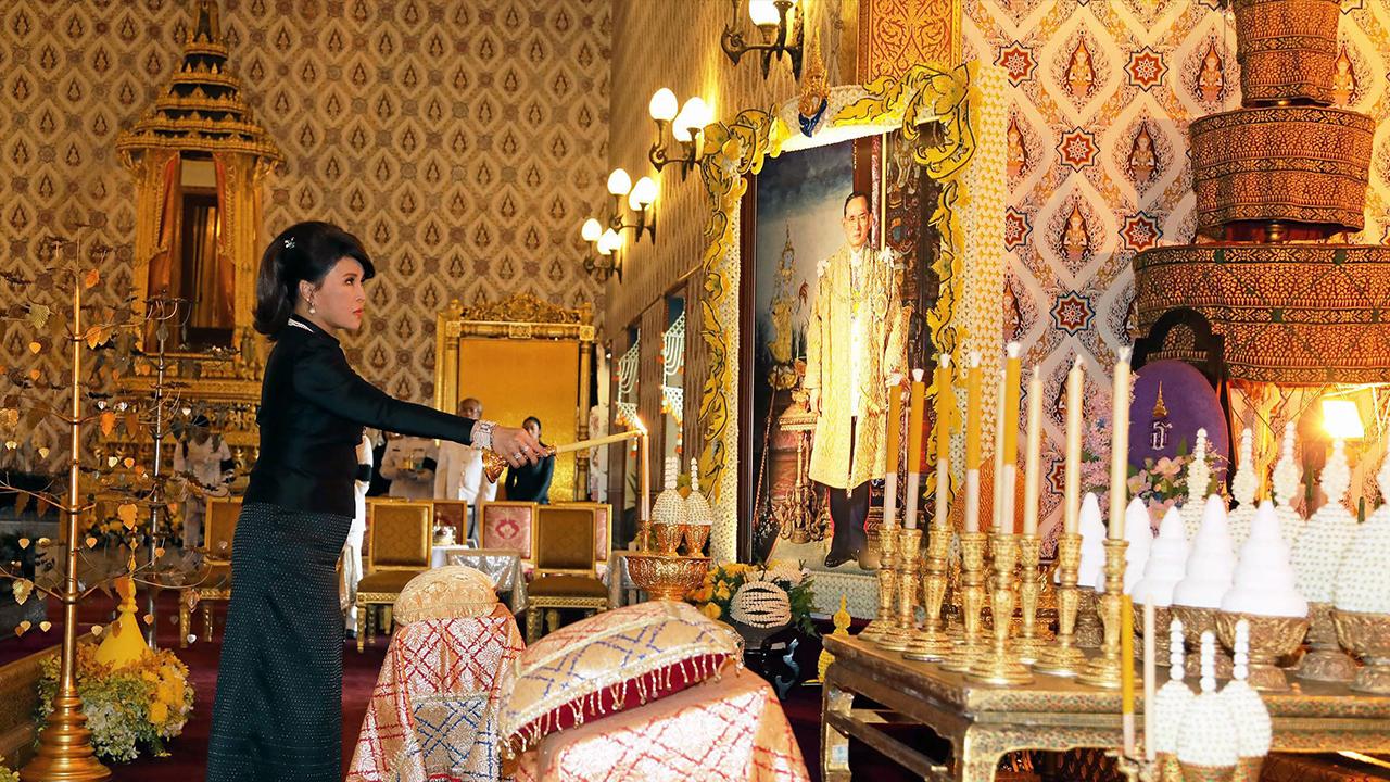 ทูลกระหม่อมหญิงอุบลรัตนราชกัญญา สิริวัฒนาพรรณวดี เสด็จทรงบำเพ็ญพระราชกุศลในการพระพิธีธรรมสวดพระอภิธรรมพระบรมศพ พระบาทสมเด็จพระปรมินทรมหาภูมิพลอดุลยเดช ณ พระที่นั่งดุสิตมหาปราสาท เมื่อวันที่ 4 ธันวาคม.