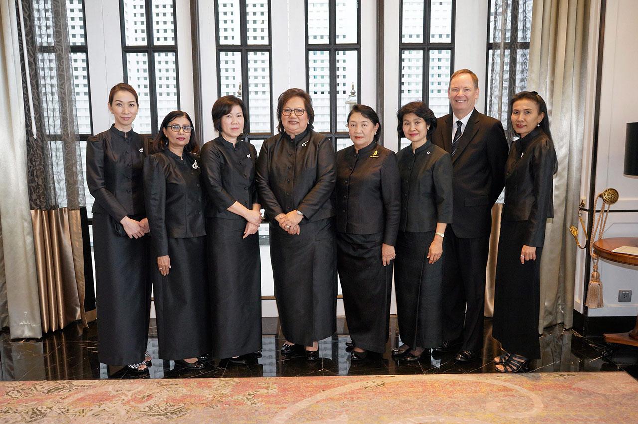 อาลัย อุษา สมบูรณ์ นายกสมาคมโรงเรียนนานาชาติ จัดพิธีแสดงความอาลัยและน้อมรำลึกในพระมหากรุณาธิคุณของ พระบาทสมเด็จพระปรมินทรมหาภูมิพลอดุลยเดช โดยมี กุมารี โกมารกุล ณ นคร, ภัทราดา ยมนาค และ พรพิมล เจริญ มาร่วมในพิธีด้วย ที่โรงแรมพลาซ่า แอทธินี วันก่อน.