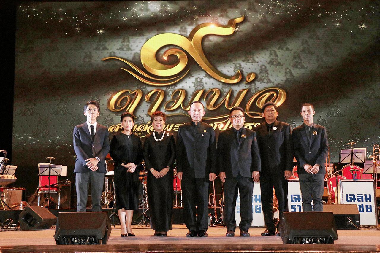 ตามพ่อ ม.ล.ปนัดดา ดิศกุล รมต.สำนักนายกรัฐมนตรี เปิดงาน “๙ ตามพ่อ สานต่อพระราชปณิธาน” จัดถึง 31 ม.ค. 60 โดยมี เสฏฐวุฒิ จันทร์วาววาม, ผศ.ดร.ปริญญา เทวานฤมิตรกุล และ พีระพงศ์ คำชื่น มาร่วมงานด้วย ที่มหาวิทยาลัยธรรมศาสตร์ ท่าพระจันทร์ วันก่อน.