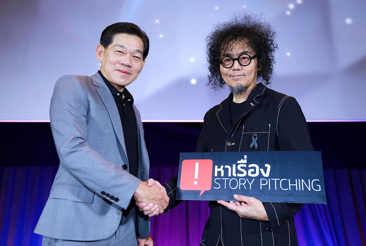 (ซ้ายมือ) วิชา พูลวรลักษณ์ ประธานกรรมการบริหารเมเจอร์ซีนีเพล็กซ์ และ เพชร โอสถานุเคราะห์ อธิการบดีมหาวิทยาลัยกรุงเทพ