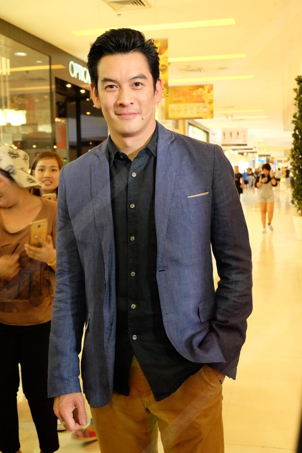 ชาคริต แย้มนาม