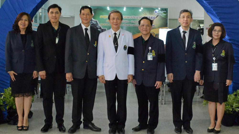 ห่วงใยกัน ศ.ดร.นพ.ประสิทธิ์ วัฒนาภา เปิดงาน “อายุรแพทย์ศิริราชพบประชาชน 2560” เพื่อให้ความรู้เกี่ยวกับการดูแลสุขภาพ จัดถึง 4 ก.พ. โดยมี ศ.นพ.รุ่งโรจน์ กฤตยพงษ์, รศ.นพ.ไชยรัตน์ เพิ่มพิกุล และ รศ.พญ.วรพรรณ เสนาณรงค์ มาร่วมงานด้วย ที่ รพ.ศิริราช วันก่อน.