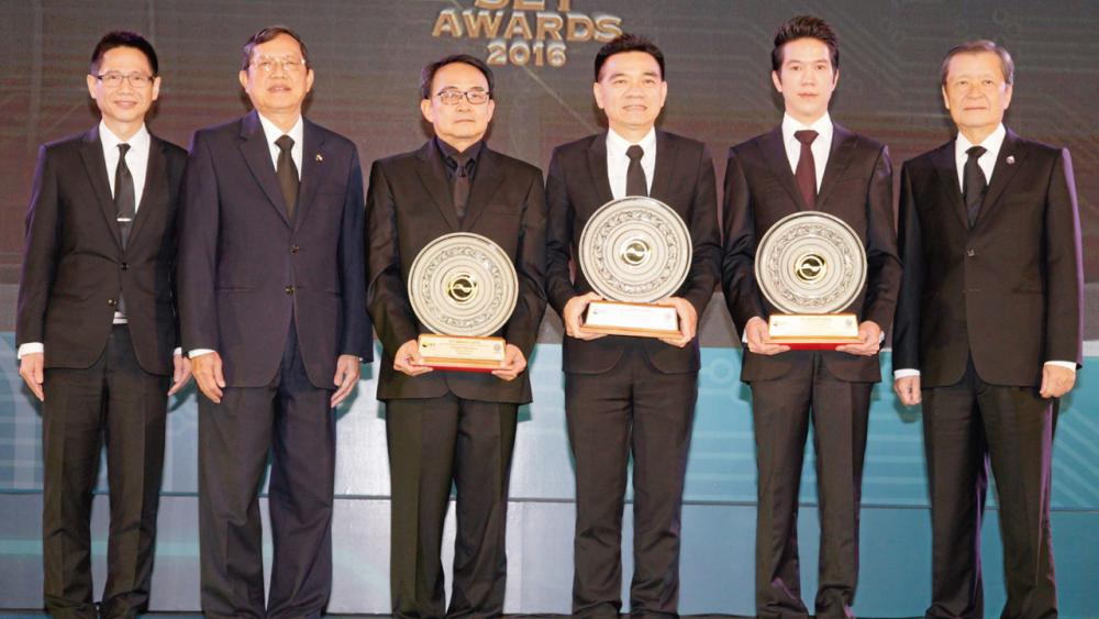 ภูมิใจ ดร.ชัยวัฒน์ วิบูลย์สวัสดิ์ มอบรางวัล Best CEO Awards ให้แก่ พิทักษ์ รัชกิจประการ และ สรรพัชญ์ รัตคาม พร้อมรางวัล Young Rising Star CEO Award ให้แก่ พิธาน องค์โฆษิต ในงาน “SET Awards 2016” โดยมี สันติ วิริยะรังสฤษฎ์ มาร่วมงานด้วย ที่ตลาดหลักทรัพย์ วันก่อน.