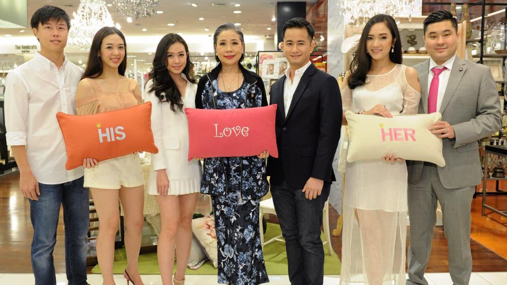 ช็อปเพลิน สิริยส เทพหัสดิน ณ อยุธยา เปิดงาน “Central Season of Giving 2017 A Million Ways to Love” ชวนคู่รักมาช็อปรับวาเลนไทน์ โดยมี ณัฏฐกรณ์ ชุณหะวัณ, จุฑามาศ นิธิอนันตภร, จิรัฏฐ์ นิธิอนันตภร และ ปิพณ พึ่งบุญพระ มาร่วมงานด้วย ที่เซ็นทรัล ชิดลม วันก่อน.