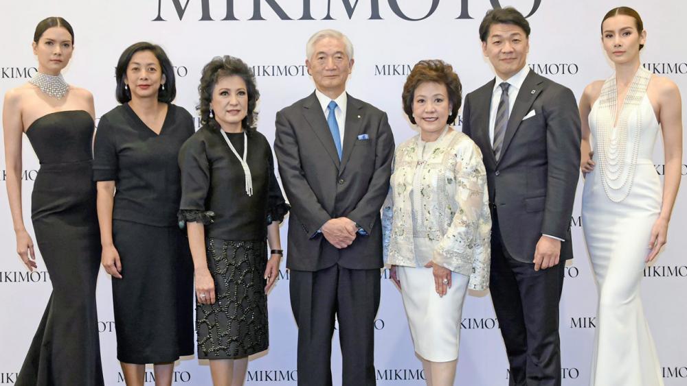 อ่านให้รู้ ฮิโตชิ โยชิดะ และ วันทนีย์ อิงคตานุวัฒน์ จัดงานเปิดตัว “เดอะ เพิร์ล เนคเลส” หนังสือ ตำนานและแฟชั่นเครื่องประดับมุก พร้อมนิทรรศการผลงานมาสเตอร์พีซจากประเทศญี่ปุ่น โดยมี มยุรี ชัยพรหมประสิทธิ์ และ ทัศนีย์ ศิริเกียรติสูง มาร่วมงานด้วย ที่สยามพารากอน วันก่อน.