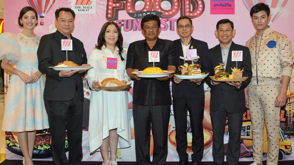ตามไปชิม ธนพล จันทรนิมิ และ วรลักษณ์ ตุลาภรณ์ เปิดงาน “เดอะมอลล์ ฟู้ด ฟันแทสติก” เทศกาลรวบรวมอาหารคาวหวานจากร้านชื่อดัง จัดถึง 14 ก.พ. โดยมี ชัชวาล วงศ์จร, ชุติเดช ผู้เจริญทั่ว, ปรีชา ลิ้มอั่ว และ ณัฏฐณิชา ดังวัธนาวณิชย์ มาร่วมงานด้วย ที่เดอะมอลล์ โคราช วันก่อน.