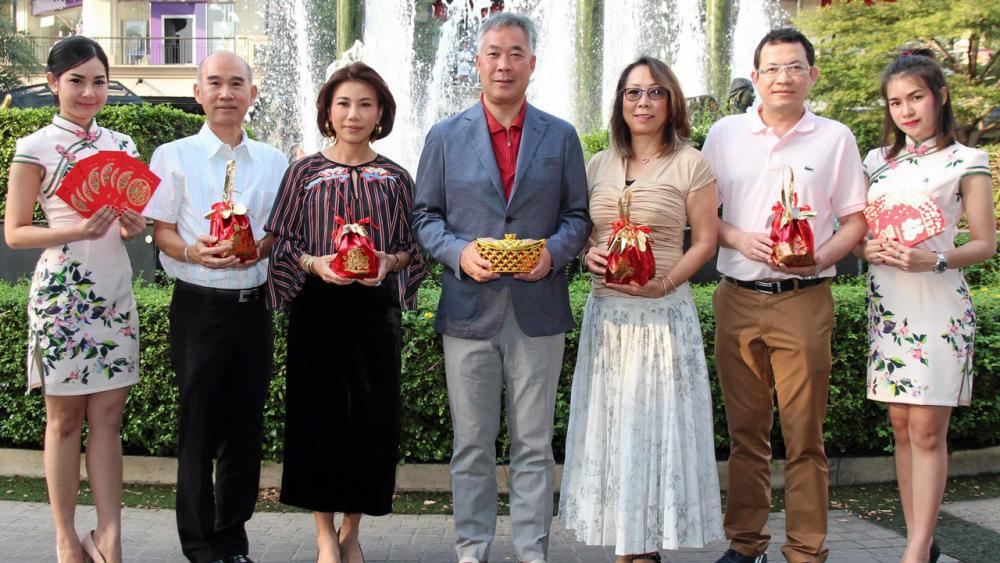 มั่งมีศรีสุข กวีพันธ์-ศุภานวิต เอี่ยมสกุลรัตน์ จัดงาน “วันเดอร์ฟูล ไชนีส 2017” พร้อมโชว์พิเศษสุดอลังการเชิดมังกรทองและขบวนเทพเจ้าแห่งโชคลาภให้พรลูกค้า โดยมี มยุรี เอี่ยมสกุลรัตน์, วรวิศิษย์ ชุติเชษฐ์พงษ์ และ ยุทธนา ภู่ประกาย มาร่วมงานด้วย ที่เดอะ คริสตัล วันก่อน.