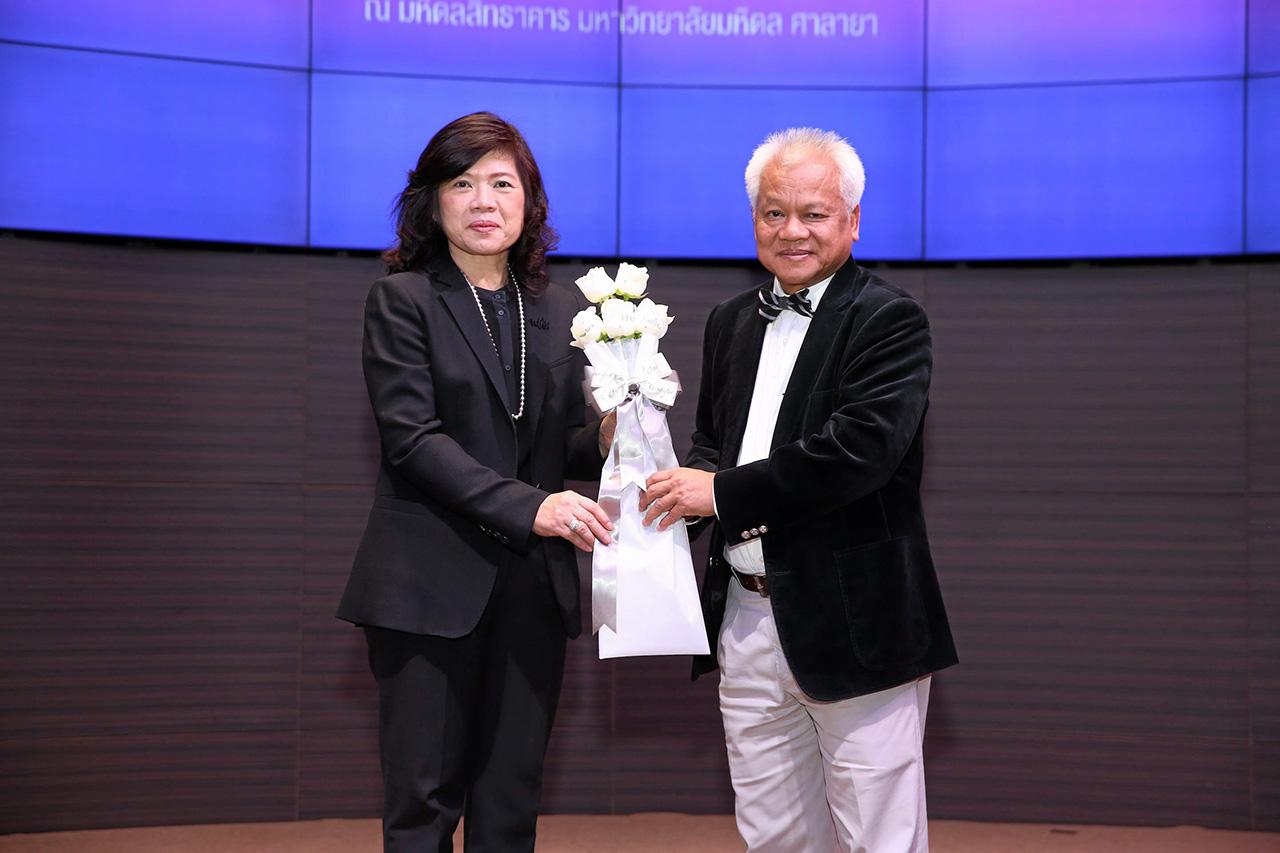 เกศรา มัญชุศรี ขอบคุณ รศ.ดร.สุกรี เจริญสุข ที่มาบรรเลงเพลงไพเราะ.