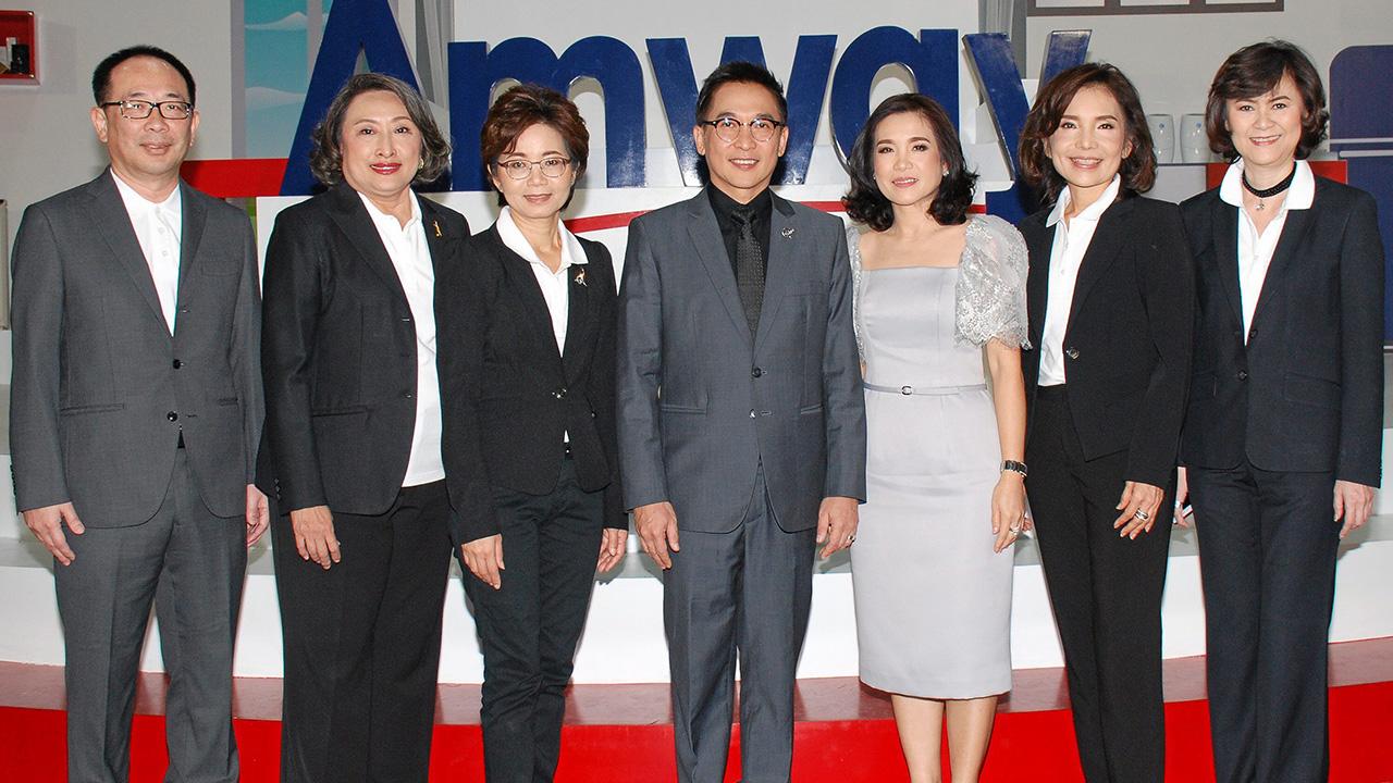 งานใหญ่ กิจธวัช ฤทธีราวี จัด “แอมเวย์เอ็กซ์โป 2017” งานแสดงสินค้ายิ่งใหญ่ในธุรกิจเครือข่าย ไทย โดยมี รัตนา ชาญนรา, เลไล โสฬสรัตนพร, ชุมพฤนท์ ยุระยง, สมพร ฤทธีราวี, บุษ ปัน วังวิวัฒน์ และ วิเชียร รัตนรังษีโรจน์ มาร่วมงานด้วย ที่อิมแพ็ค เมืองทองธานี วันก่อน.