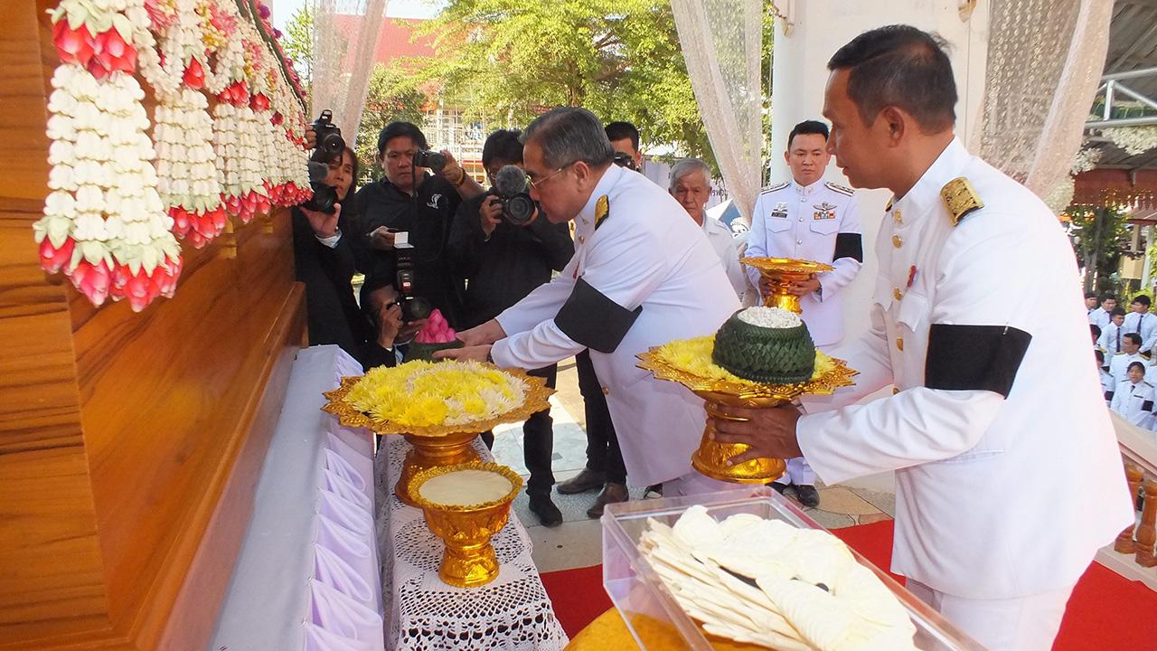 ปลายทางชีวิต วิรัช ชินวินิจกุล องคมนตรี เป็นประธานในพิธีพระราชทานเพลิงศพ พร เทพสุทิน มารดา สมศักดิ์ เทพสุทิน และ ดร.พรรณสิริ กุลนาถศิริ ท่ามกลางญาติมิตรและผู้รู้จักคุ้นเคยในแวดวงการเมืองมาร่วมในพิธีอย่างคับคั่ง ที่วัดคลองโป่ง อ.ศรีสำโรง จ.สุโขทัย วันก่อน.