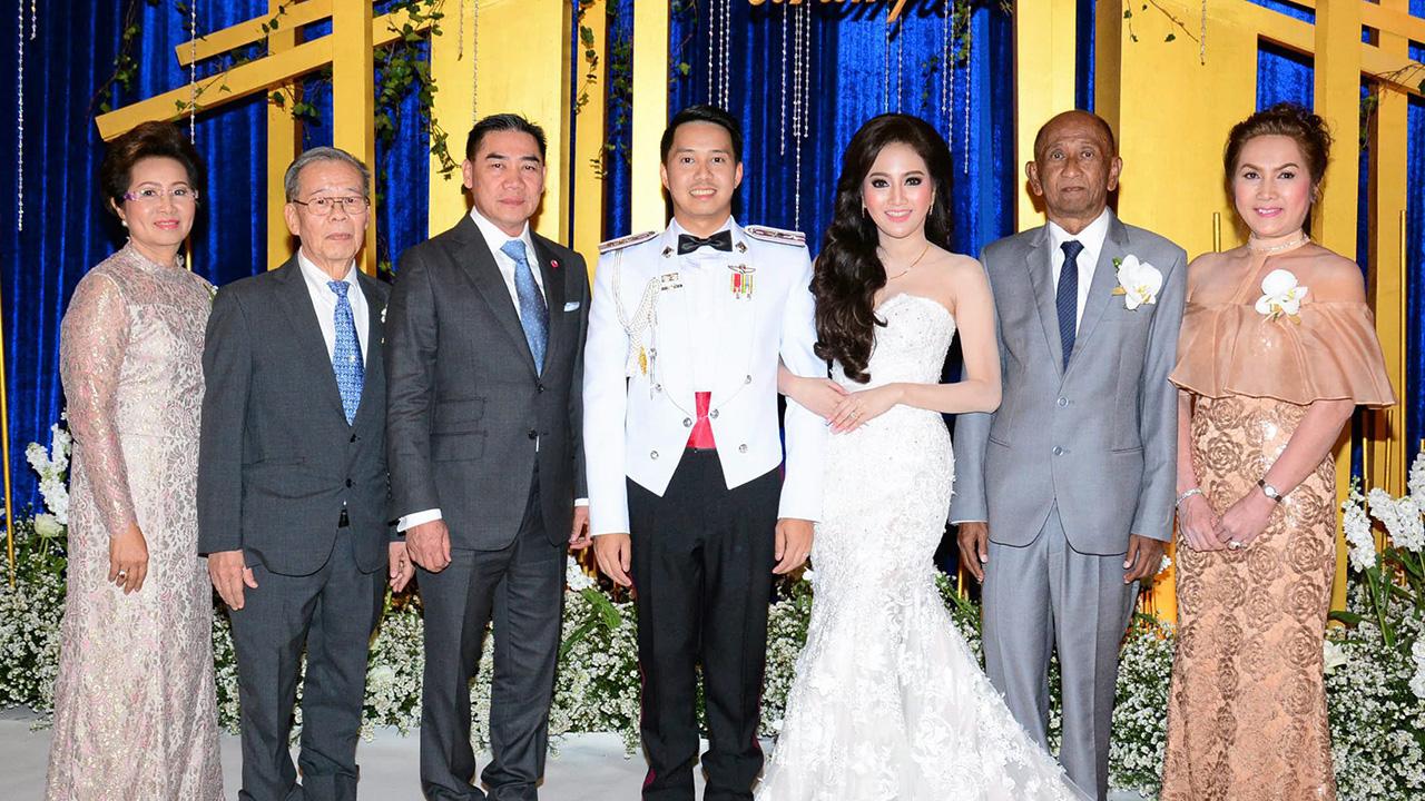 วิวาห์ชื่นมื่น พล.ต.อ.จักรทิพย์ ชัยจินดา ผบ.ตร. เป็นประธานในงานวิวาห์ระหว่าง ณัฐวรินธร บวรภัควุฒิสิริ บุตรี ยงยุทธ ขันทอง–ณัฏฐ์กชพร บวรภัควุฒิสิริ กับ พ.ต.ท.อุรัมพร บุตร อุโฆษ–พล.ต.หญิง ศิริรัตน์ ขุนเดชสัมฤทธิ์ ที่คริสตัลฮอลล์ โรงแรมพลาซ่า แอทธินี วันก่อน.