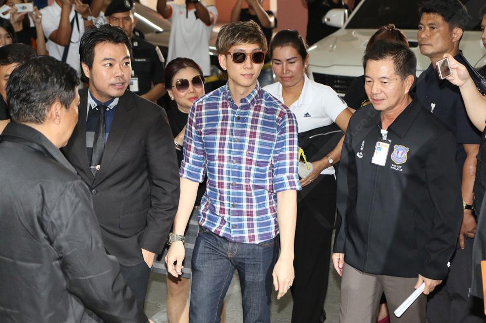 นายอัครกิตติ์ วรโรจน์เจริญเดช หรือเบนซ์ เรซซิ่ง ขณะเดินทางเข้าชี้แจงที่มาทรัพย์สินที่ บช.ปส.