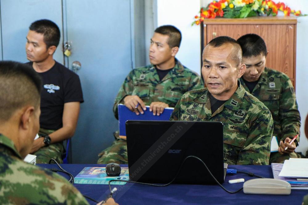เรือโท สันติศักดิ์ สิทธิสกุลรัตน์ ครูแผนกวิชาการรบพิเศษ/นายทหารยุทธการหลักสูตรฯ
แถลงแผนการฝึกปัญหาต่อเนื่อง 60 ชม. ให้กับครูฝึกและเจ้าหน้าที่