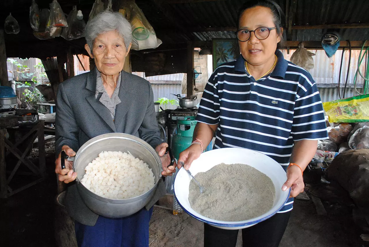 เปิดสูตร ขนมแดกงา ยายซ่วน ของดีเมืองสวรรคโลก เป็นตำนานกว่า 60 ปี
