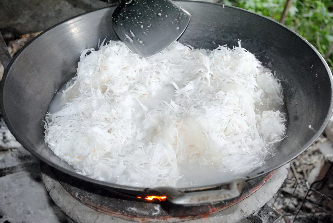 เปิดสูตร ขนมแดกงา ยายซ่วน ของดีเมืองสวรรคโลก เป็นตำนานกว่า 60 ปี
