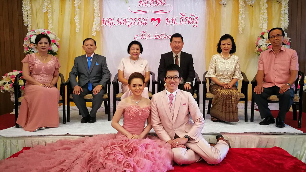กิ่งทองใบหยก ศ.ทพ.สุรชัย ชัยวัฒน์–ศ.ทญ.จิราภรณ์ ชัยวัฒน์ เป็นประธานในพิธีหมั้นระหว่าง พญ.นพวรรณ บุตรี ทวีวัฒน์–รุจิรา โฆษิตชัยวัฒน์ กับ ทพ.ธีรณัฐ บุตร เฉลิมพันธ์–สมจิตร ชัยยะสมุทร ที่ห้องเสลา โรงแรมจีหัวหินรีสอร์ท หัวหิน จ.ประจวบคีรีขันธ์ วันก่อน.