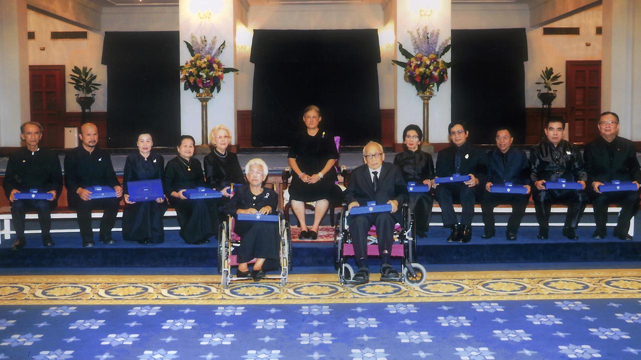 สมเด็จพระเทพรัตนราชสุดาฯ สยามบรมราชกุมารี เสด็จลงแทนพระองค์ ณ ศาลาดุสิดาลัย สวนจิตรลดา พระราชทานพระราชวโรกาสให้ พลเอกธนะศักดิ์ ปฏิมาประกร รองนายกรัฐมนตรี นำ ศิลปินแห่งชาติประจำปีพุทธศักราช 2559เฝ้าฯรับพระราชทานโล่และเข็มเชิดชูเกียรติ เมื่อวันก่อน.
