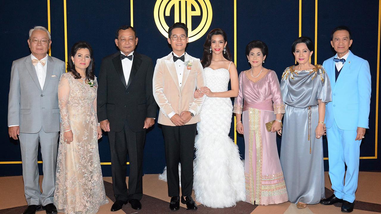 วันวิวาห์ พล.อ.ดาว์พงษ์ รัตนสุวรรณ องคมนตรี เป็นประธานในงานวิวาห์ระหว่าง พุทธธิดา บุตรี เศรษฐา–อัญชลี ศิระฉายา กับ เติมศักดิ์ บุตร นพพร–สุดารัตน์ ศักดาพร โดยมี พล.ท.หญิง สุพัตรา รัตนสุวรรณ มาร่วมอวยพรด้วย ที่ห้องรอยัล จูบิลี่ อิมแพค เมืองทองธานี วันก่อน.