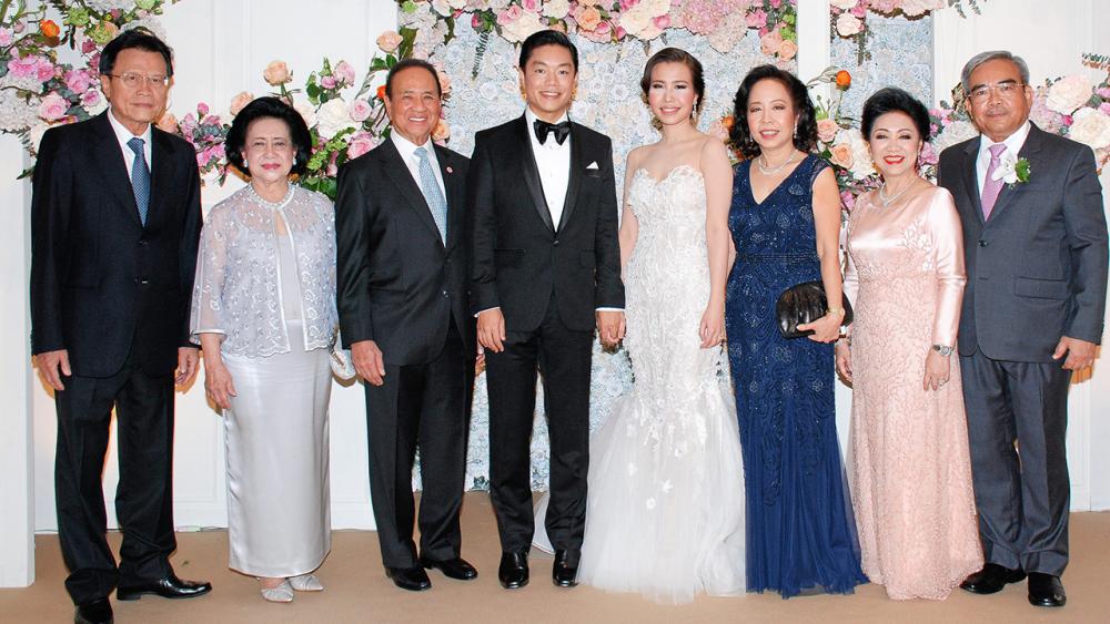 คู่สวีท อาสา สารสิน เป็นประธานในงานสมรสพระราชทานระหว่าง สุรัชนี บุตรี ดร.สุเมธ–พาสินี ลิ่มอติบูลย์ กับ ปริชญ์ บุตร ปรีชา–ภาณี รังสิมานนท์ โดยมี ท่านผู้หญิงสุจิตคุณ สารสิน มาร่วมงานด้วยความปลื้มปีติ ที่ห้องนภาลัย โรงแรมดุสิตธานี คํ่าวันก่อน.