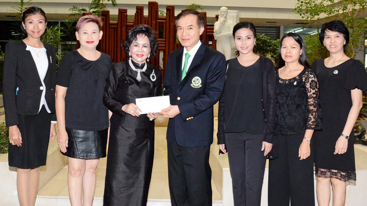 เพื่อการศึกษา วันเพ็ญ เจิมประไพ ประธานบริษัทแจ่มจันทร์ กรุ๊ป มอบเงินจำนวน 100,000 บาท ให้แก่ สราวุธ วัชรพล เพื่อสมทบทุนมูลนิธิไทยรัฐ โดยมี อาภากร นุบล, พรพรรณ โลหาชีวะ, ภารดี สังข์ทองจีน และ ศศิธร แย้มศิลา มาร่วมในพิธีด้วย ที่สำนักงาน นสพ.ไทยรัฐ วันก่อน.