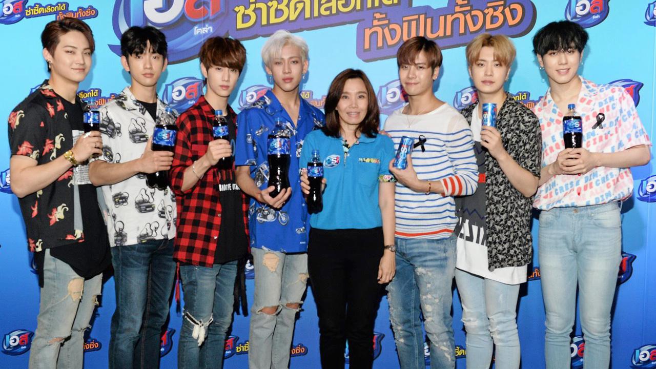ดื่มจนซ่า เจษฎากร โคชส์ เปิดแคมเปญ “เอส ซ่าซี้ดเลือกได้ ทั้งฟินทั้งซิ่ง” พร้อมแนะนำบรรจุภัณฑ์ลิมิเต็ดเอดิชั่นลาย “GOT7” ศิลปินบอยแบนด์สุดฮอตเกาหลี โดยมี ยองแจ ก็อตเซเว่น,จินยอง ก็อตเซเว่น และ แจ็คสัน ก็อตเซเว่น มาร่วมงานด้วย ที่โรงละครสยามพิฆเนศ วันก่อน.