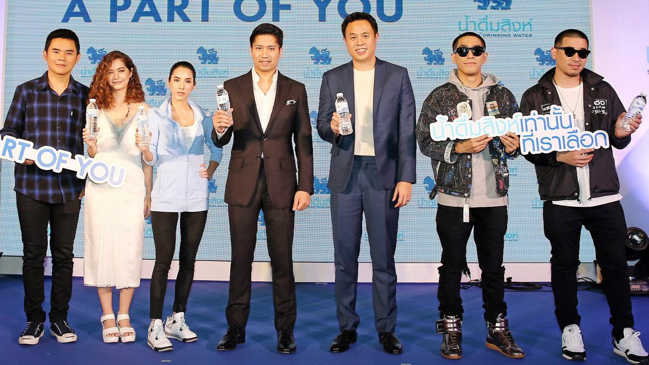 โปรดทราบ ภูริต ภิรมย์ภักดี เปิดตัว 5 Brand lnfluencers ตัวแทนคนรุ่นใหม่ ทรงยศ สุขมากอนันต์, วิโอเลต วอเทียร์, ธันย์ชนก ฤทธินาคา, พิทวิส พฤกษกิจ และ ณภัทร เหล่าพลาย นาค พร้อมแนะนำแคมเปญ A PART OF YOU นํ้าดื่มสิงห์เท่านั้นที่เราเลือก ที่เซ็นทรัลเวิลด์ วันก่อน.