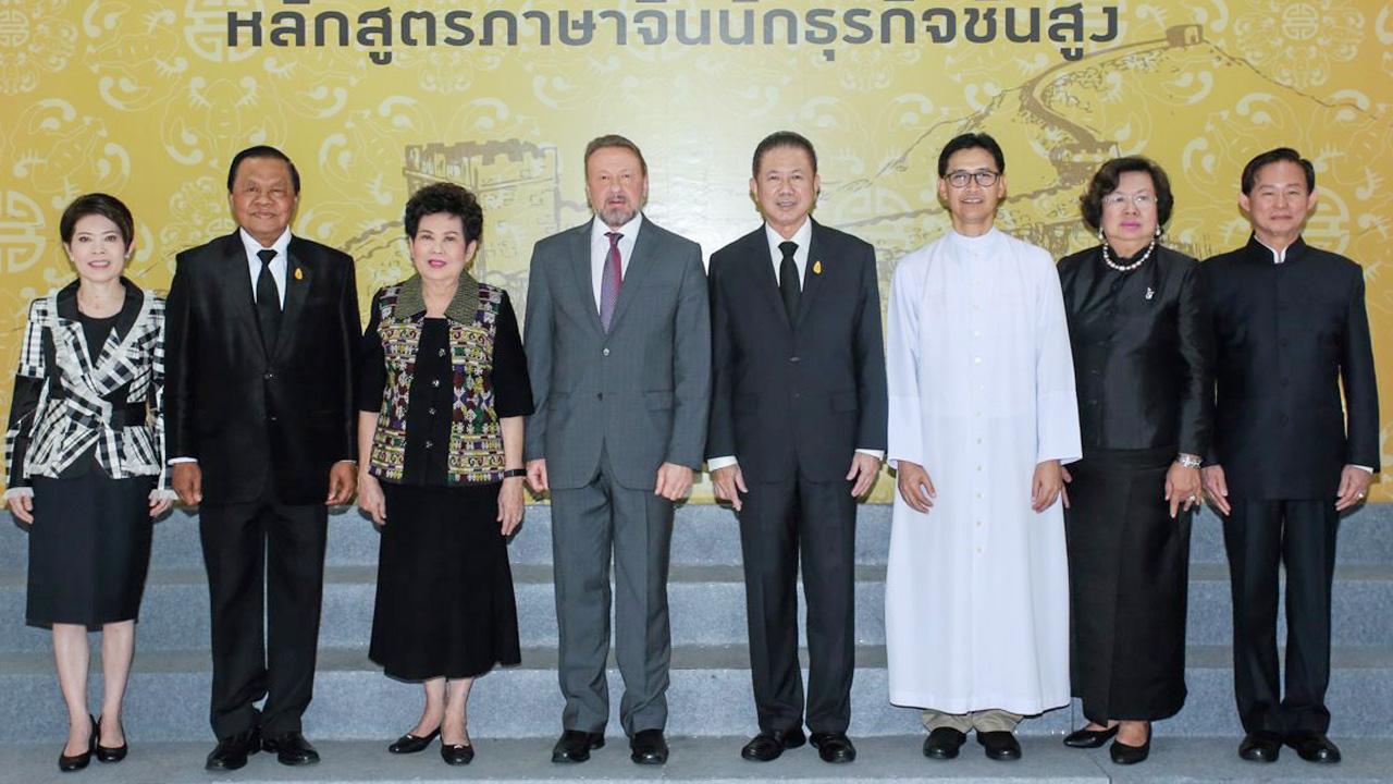 ท่านทูตพูด สนั่น อังอุบลกุล เชิญ คีริลล์ บาร์สกี้ ทูตรัสเซีย มาบรรยายให้นักศึกษาหลักสูตรภาษาจีนนักธุรกิจชั้นสูงฟัง ในโอกาสครบ 120 ปีความสัมพันธ์ไทย-รัสเซีย โดยมี พล.อ.วิชิต ยาทิพย์, ภราดา วิหาร ศรีหาพล และ จรรย์สมร วัธนเวคิน มาร่วมฟังด้วย ที่ ร.ร.อัสสัมชัญพาณิชยการ วันก่อน.