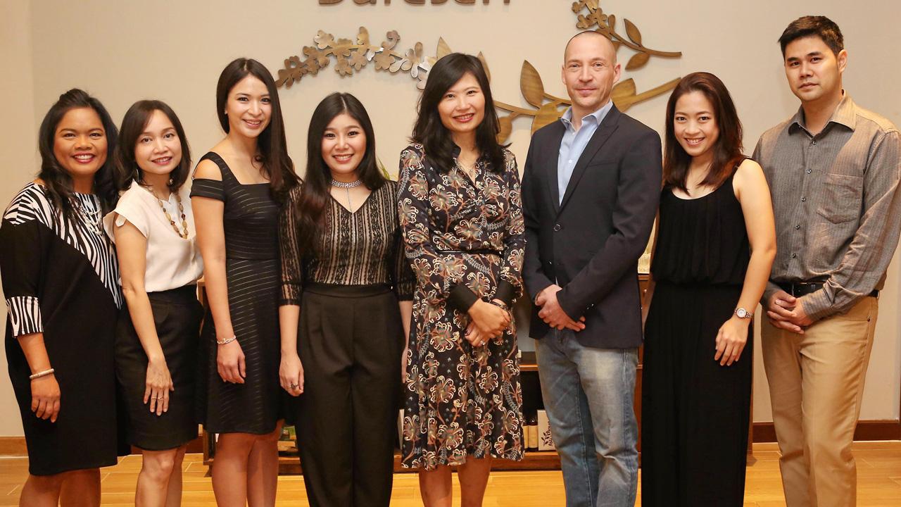 สบายตัว ลิลลี่ อุดมคุณธรรม เปิดสปา “บุราส่าหรี” สาขาใหม่ล่าสุด สร้างสรรค์ทรีทเมนท์ร่วมกับ ไรซ์ ฟอร์ซ ผลิตภัณฑ์บำรุงผิวจากญี่ปุ่น โดยมี ยานน์ กูร์ยู, จรสพรรณ สวัสดิวัตน์ ณ อยุธยา, สุวรา สนิทวงศ์ ณ อยุธยา และ ปรีติ สุจริตกุล มาร่วมงานด้วย ที่ รร.อโนมา แกรนด์ วันก่อน.
