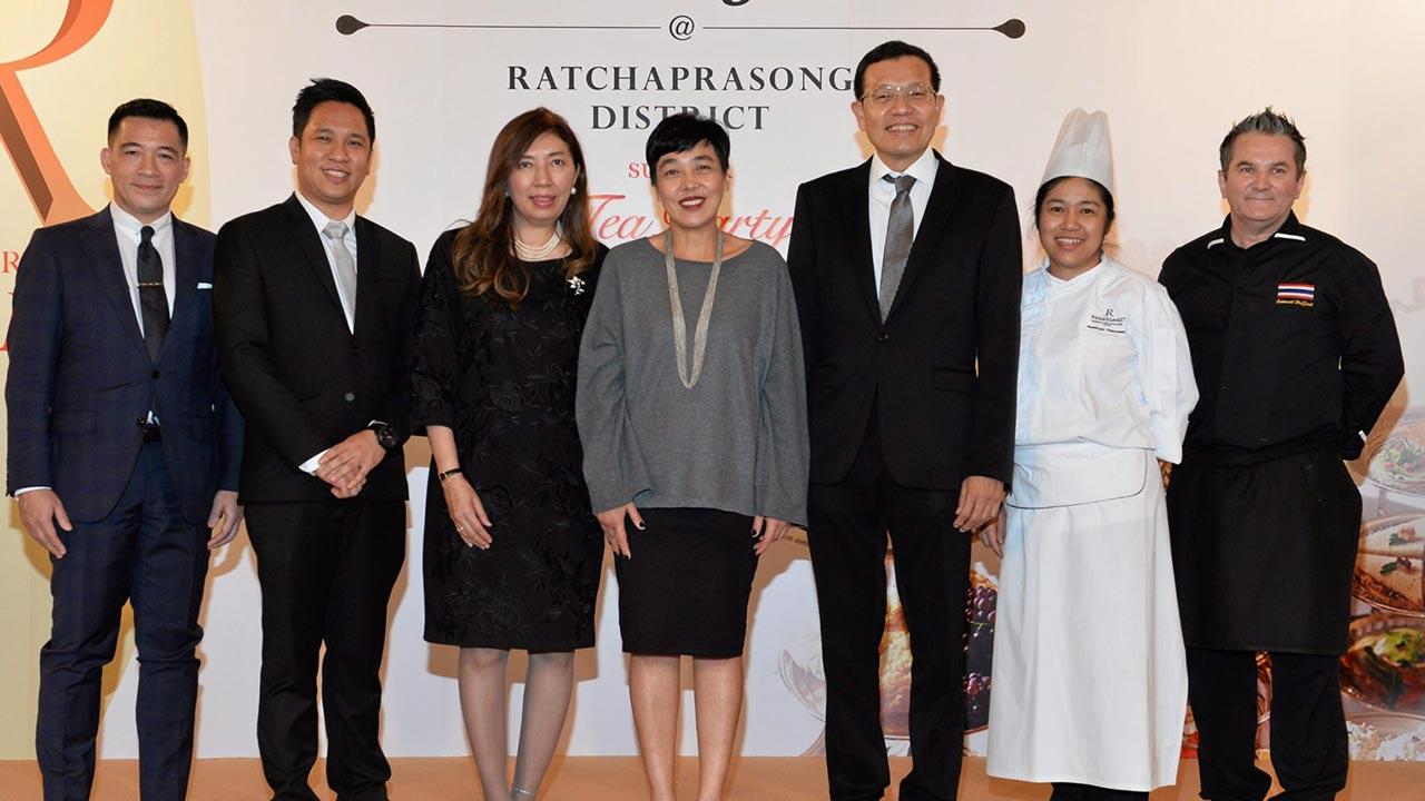ดื่มเพลิน - ณัฏฐพร ชีวมงคล และ โชค ณ ระนอง เปิดเทศกาล “ไฮ ที จูบิลี่ แอท ราชประสงค์” เชิญชวนดับร้อนไปกับชุดชายามบ่ายหลายสไตล์เคียงคู่กับเมนูขนมหวาน จัดถึง 30 เม.ย. โดยมี ขวัญเรือน เจริญสุข และ ธีรศักดิ์ ผังเมืองดี มาร่วมงานด้วย ที่โรงแรมอนันตรา สยาม วันก่อน.