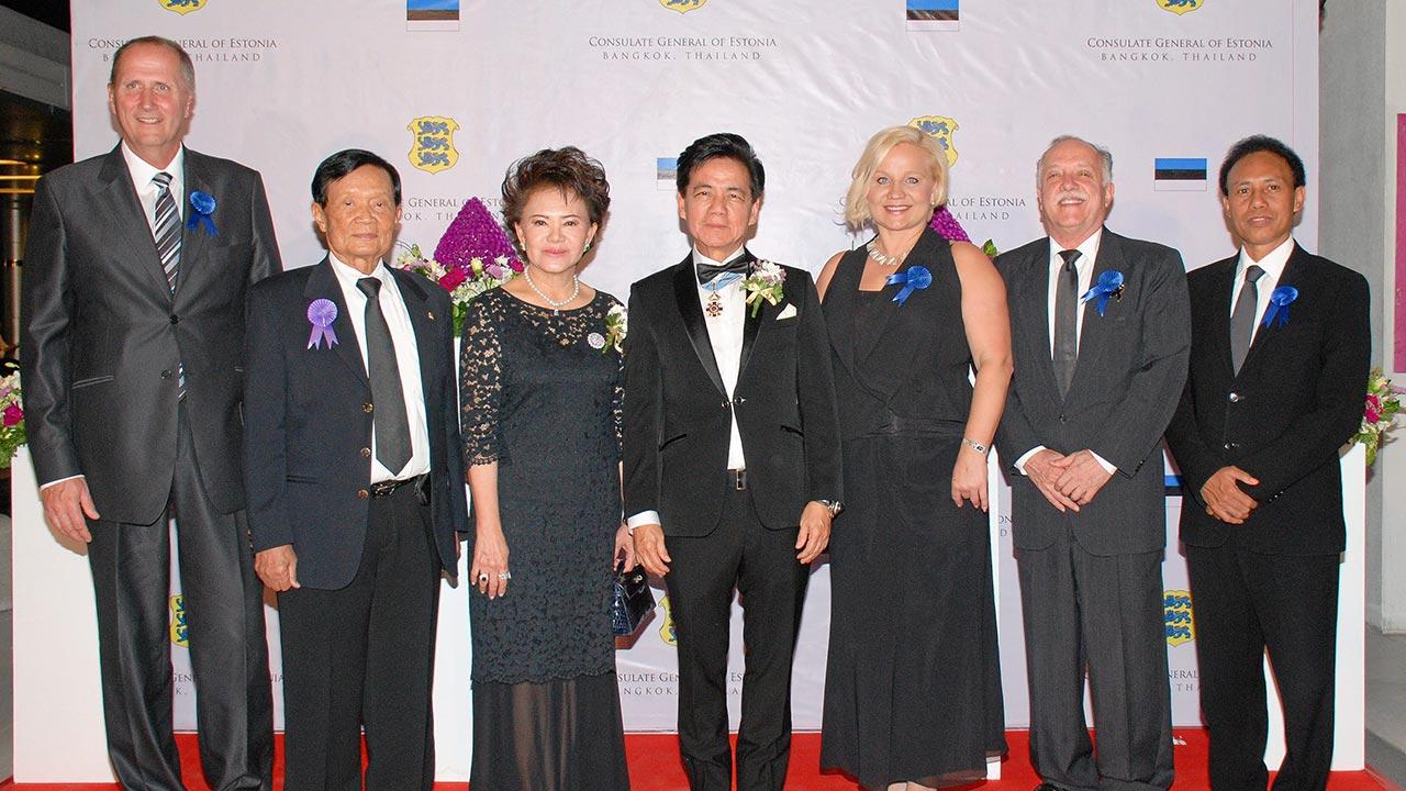 งานวันชาติ - ดร.วีระชัย เตชะวิจิตร์ กงสุลใหญ่กิตติมศักดิ์สาธารณรัฐเอสโตเนีย จัดงานฉลองครบรอบ 99 ปีวันชาติสาธารณรัฐเอสโตเนีย โดยมี ดร.ศรีภูมิ ศุขเนตร, กิลเบอร์โต เดอโมรา, ซาตู ซุย ดาริ คลีเว่น และ ทิพวรรณ เตชะวิจิตร์ มาร่วมงานด้วย ที่ศูนย์วัฒนธรรมแห่งประเทศไทย วันก่อน.