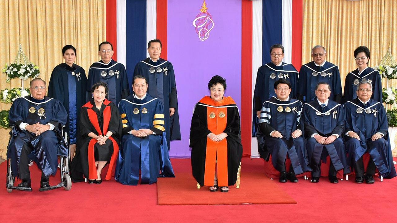 พระเจ้าวรวงศ์เธอ พระองค์เจ้าโสมสวลี พระวรราชาทินัดดามาตุ เสด็จไปประทานปริญญาบัตรแก่ผู้สำเร็จการศึกษาจาก มหาวิทยาลัยอีสเทิร์นเอเชีย ประจำปีการศึกษา 2557–2558 พร้อมประทานปริญญาดุษฎีบัณฑิตกิตติมศักดิ์ ในการนี้ ศ.ดร.สุรเกียรติ์–ท่านผู้หญิง ดร.สุธาวัลย์ เสถียรไทย เฝ้ารับเสด็จ ณ อาคารใหม่ สวนอัมพร เมื่อวันที่ 2 มีนาคม.