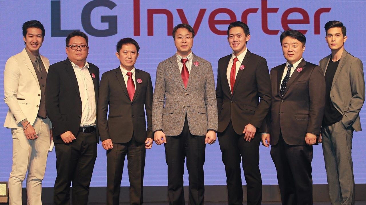 โปรดทราบ - เควิน โช แถลงข่าว “LG Inverter 2017” ทิศทางผลิตภัณฑ์เครื่องใช้ไฟฟ้ารุ่นล่าสุดจาก แอลจี พร้อมแนะนำ ซันนี่ สุวรรณเมธานนท์ แบรนด์แอมบาสเดอร์เครื่องปรับอากาศ โดยมี รพี ศรีสุนทร และ นิพนธ์ วงษ์แสงอรุณศรี มาร่วมงานด้วย ที่ รร.เซ็นทาราแกรนด์ ลาดพร้าว วันก่อน.