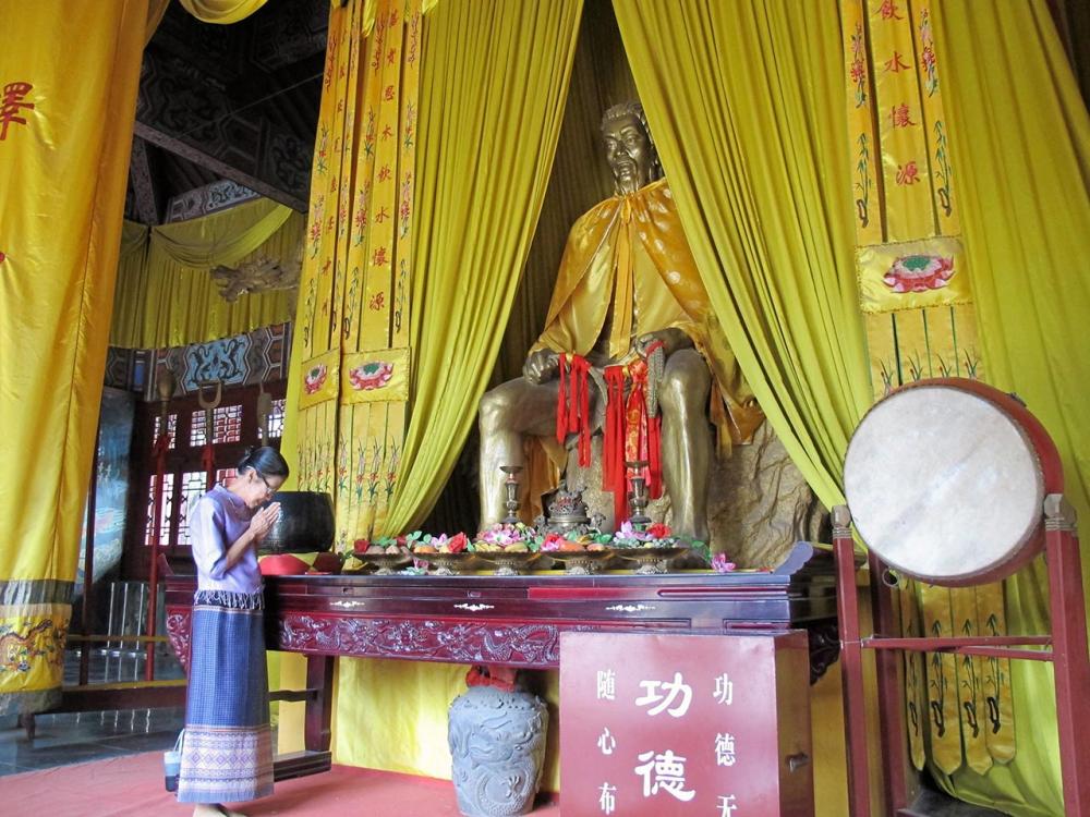 รูปปั้นพระเจ้าเหลือง ที่ภูเขาเฉียวซาน.