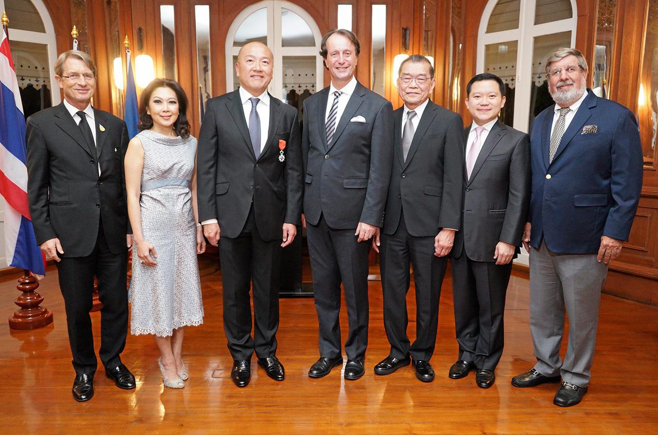 ภูมิใจ จิลส์ การาชง ทูตฝรั่งเศส มอบเครื่องราชอิสริยาภรณ์เลณียงดอเนอร์ชั้นอัศวินให้ ธีรพงศ์ จันศิริ ประธาน จนท.บห.บ.ไทยยูเนี่ยน กรุ๊ป โดยมี สมชาย บุลสุข, ฐาปน สิริวัฒนภักดี,วิลเลี่ยม เอ็ลล์วู๊ด ไฮน์เน็คกี และ พรนภา จันศิริ มาร่วมในพิธีด้วย ที่สถานทูตฝรั่งเศส วันก่อน.